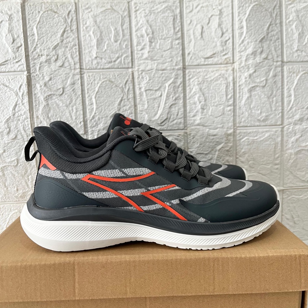 SEPATU DIADORA PRIA DIADORA NOKKA GREY WHITE SNEAKER ORIGINAL SPORTY RUNNING COD ORIGINAL