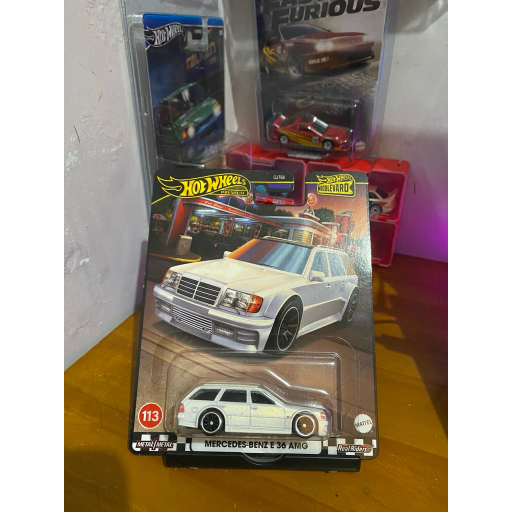 Hot Wheels PREMIUM BOULEVARD MERCEDES-BENZ E 36 AMG