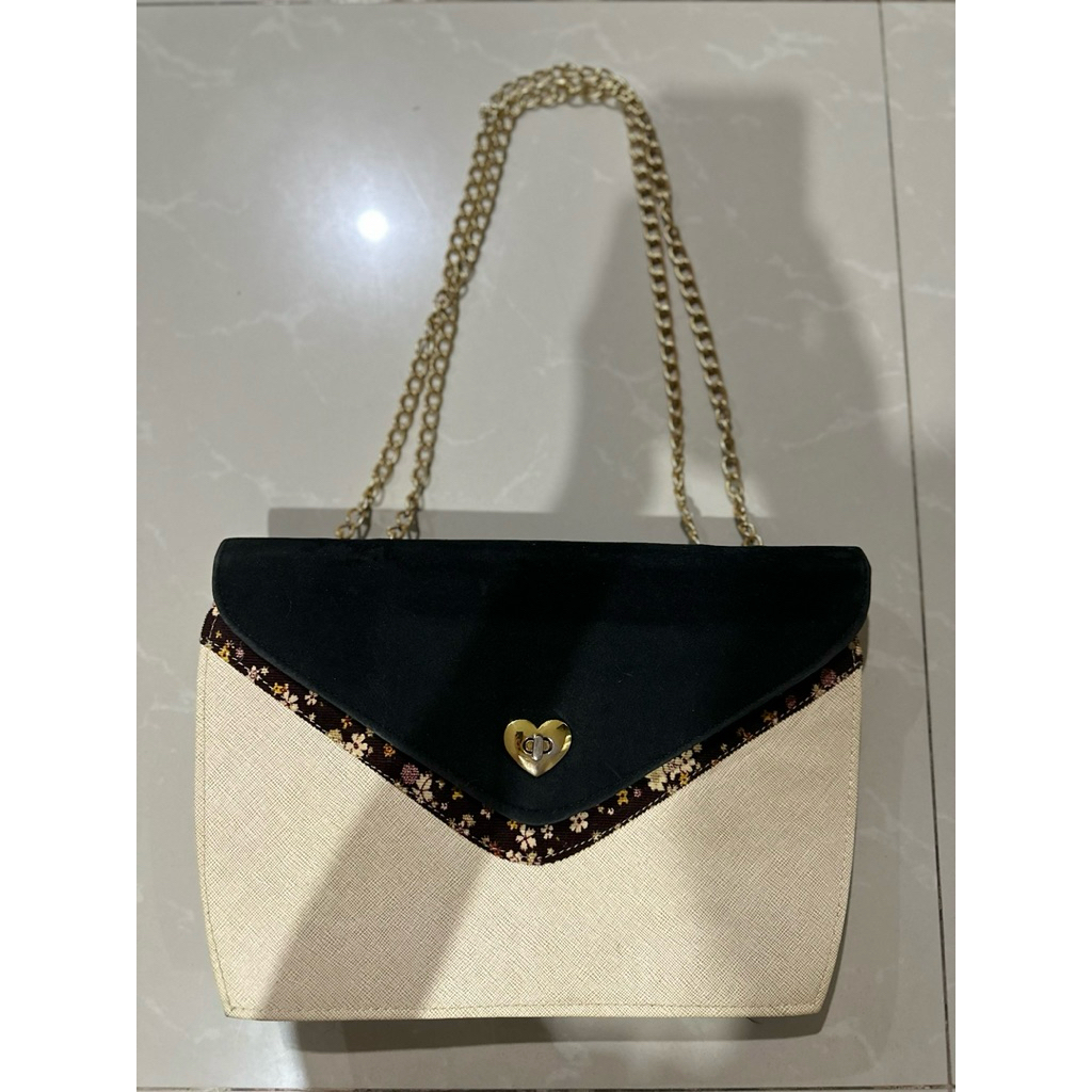 tas selempang wanita elegan motif bunga dengan rantai emas