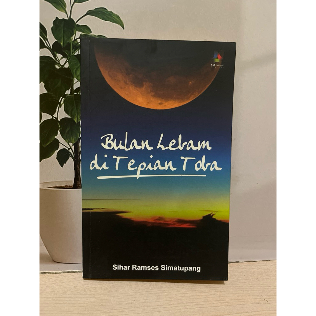 Bulan Lebam di Tepian Toba