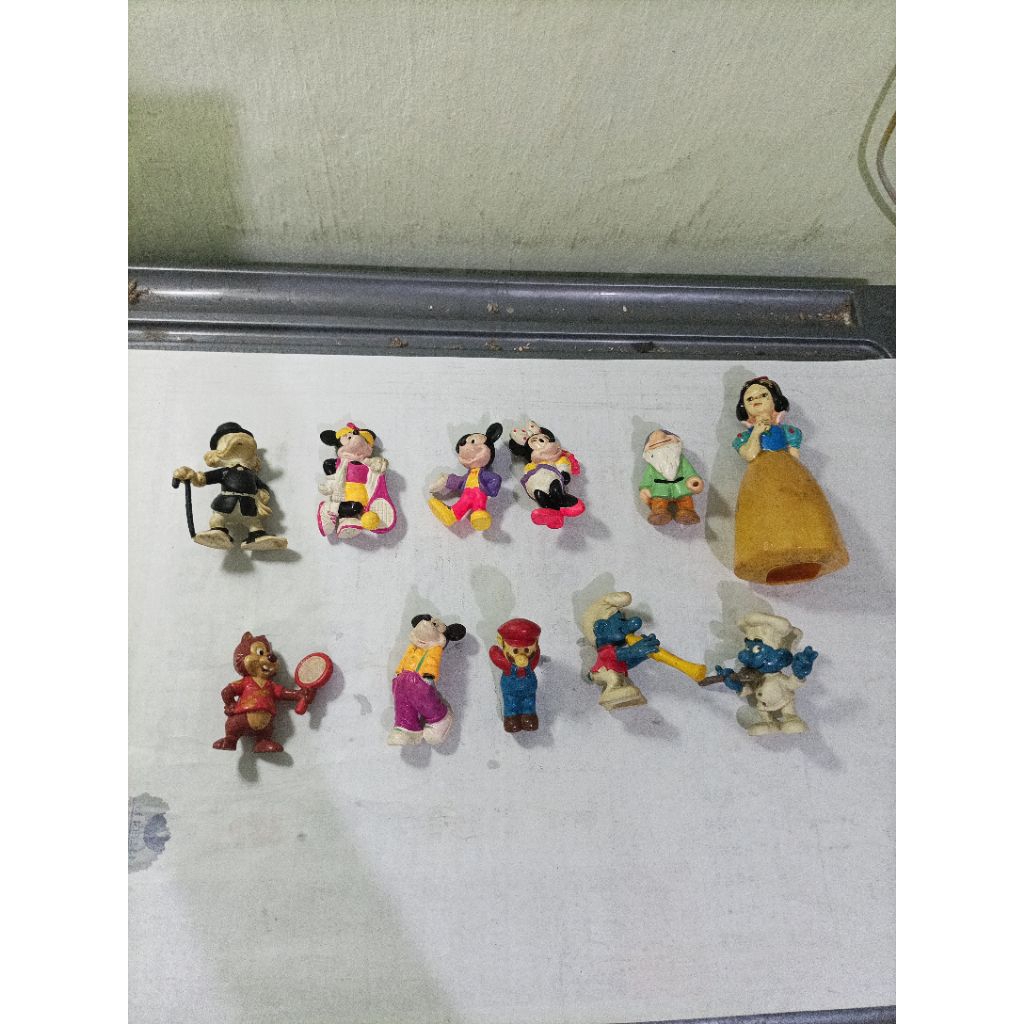 figure tokoh Disney Mickey, Minie, Gober (Scrooge), Chip and Dale, Snow White, Smurfs,  Mario ( mate
