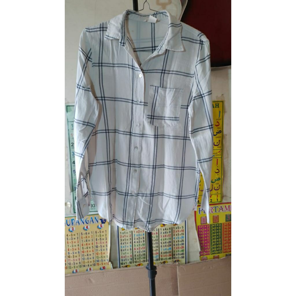 dijual kemeja HnM motif kotak kotak putih preloved