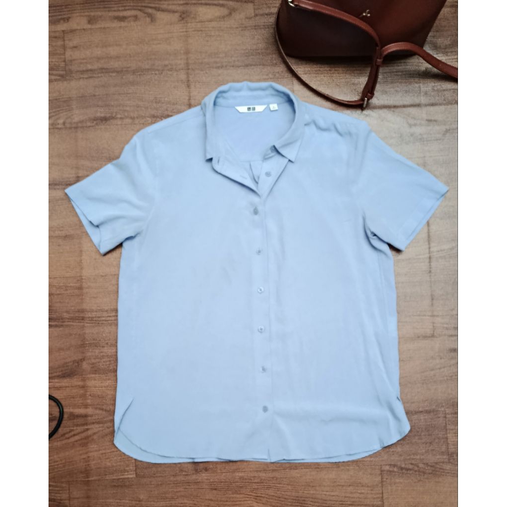 PL Uniqlo Rayon blouse kemeja lengan pendek wanita size S Light Blue Baby Blue