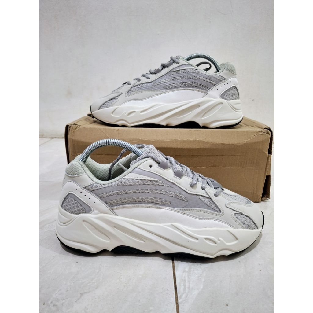 SEPATU ADIDAS YEEZY BOOST 700