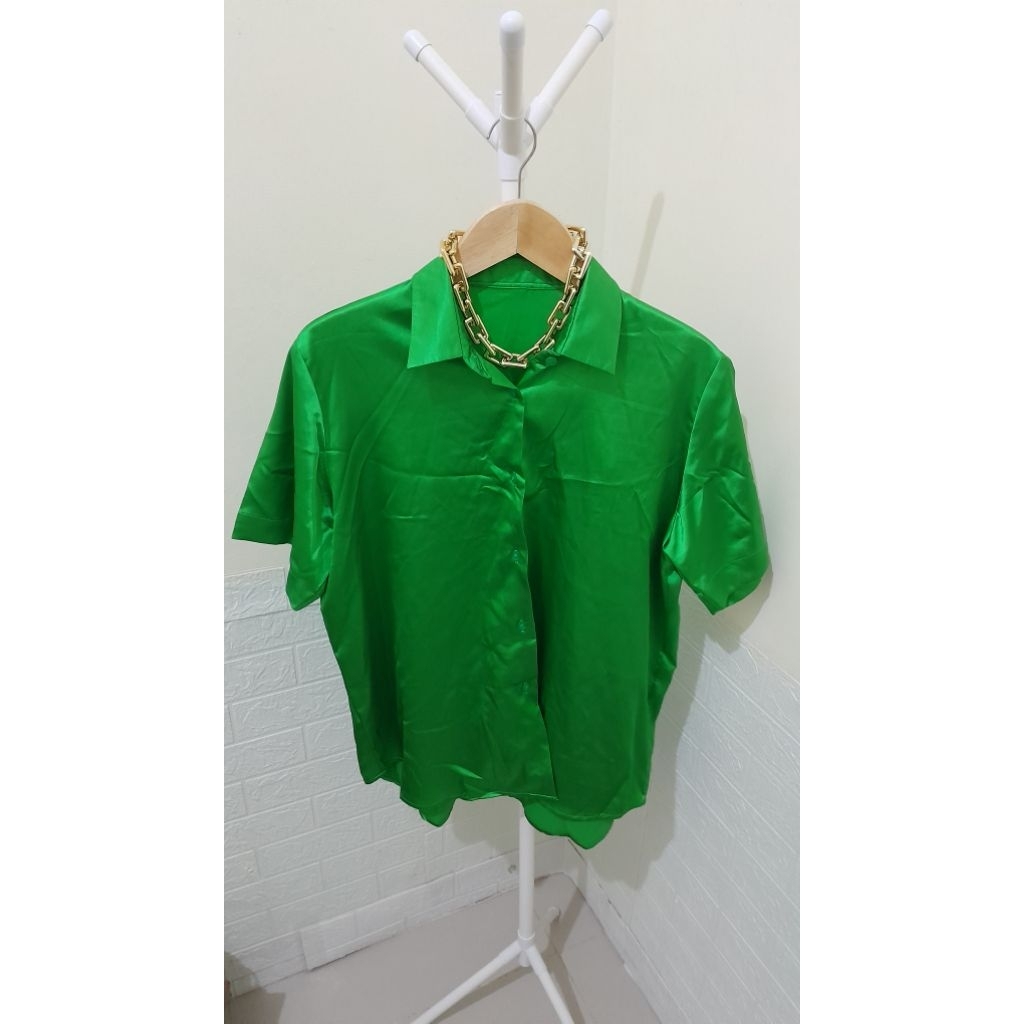 (PRELOVED) KEMEJA LENGAN PENDEK WANITA SATIN HIJAU
