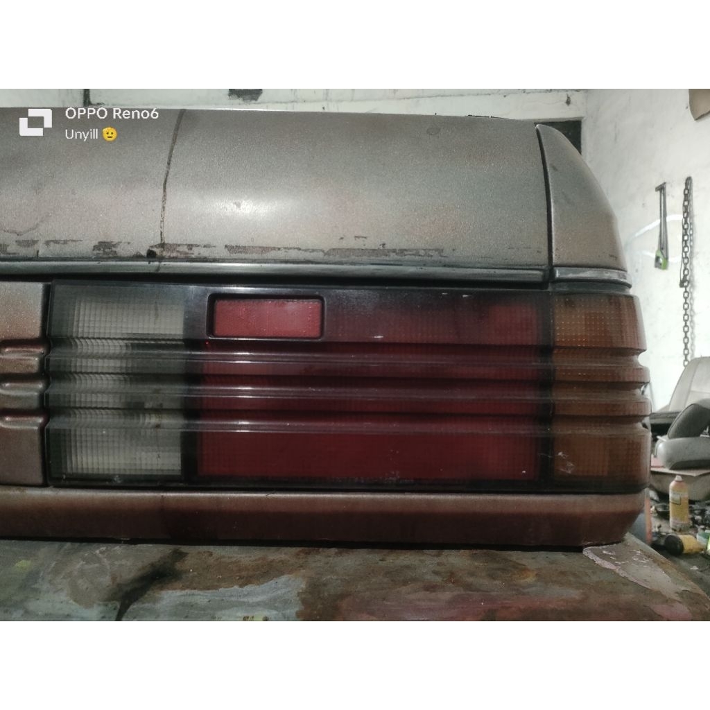 lampu belakang sebelah kanan Ford laser
