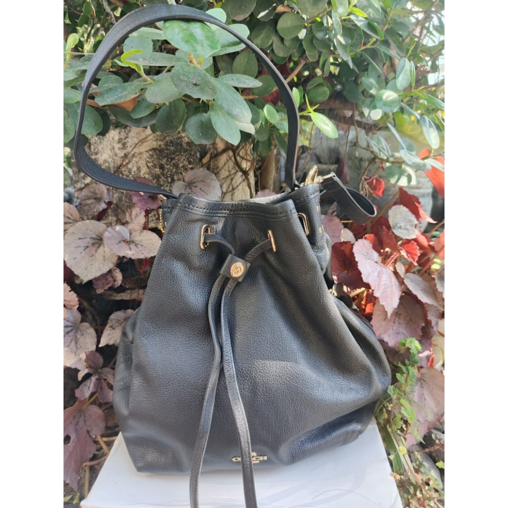 Coach Pebble Turnlock Tas serut kulit coach preloved