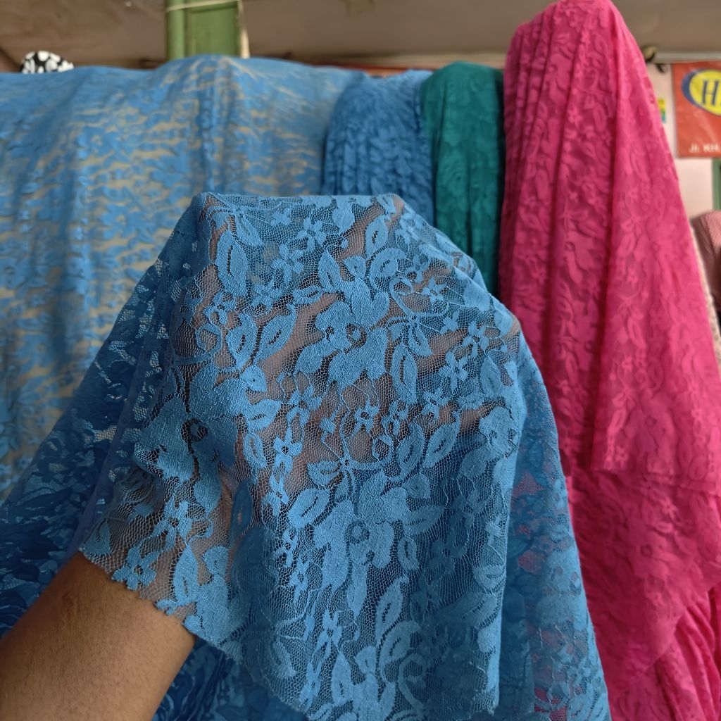 KAIN BRUKAT SPANDEX WARNA BIRU SISA GARMENT - KAIN BROKAT - KAIN KEBAYA HARGA PERSETENGAH METER