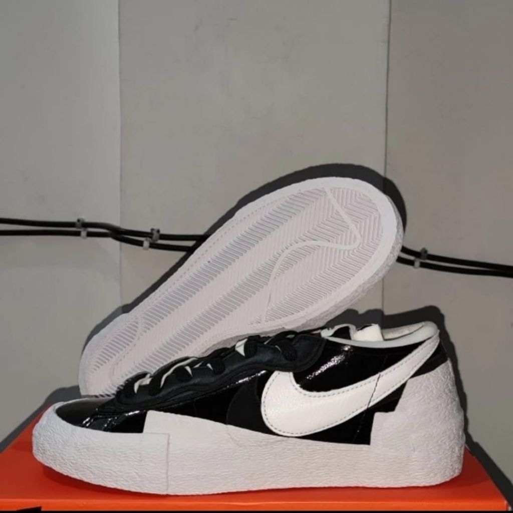 Sepatu Nike Blazer Low Sacai black patent leather
