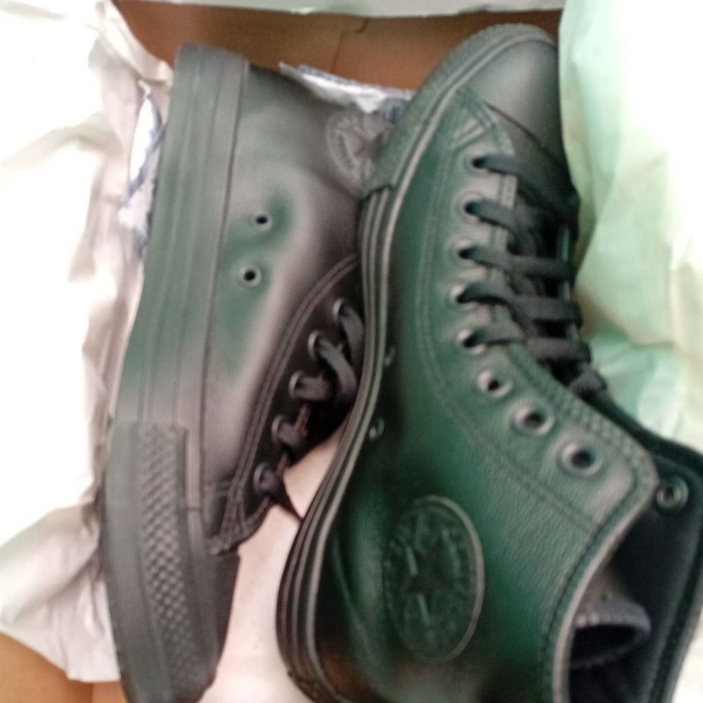 sepatu converse kulit