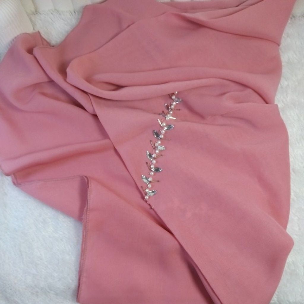 [PRELOVED] HIJAB SEGIEMPAT BELLA SQUARE PAYET MUTIARA