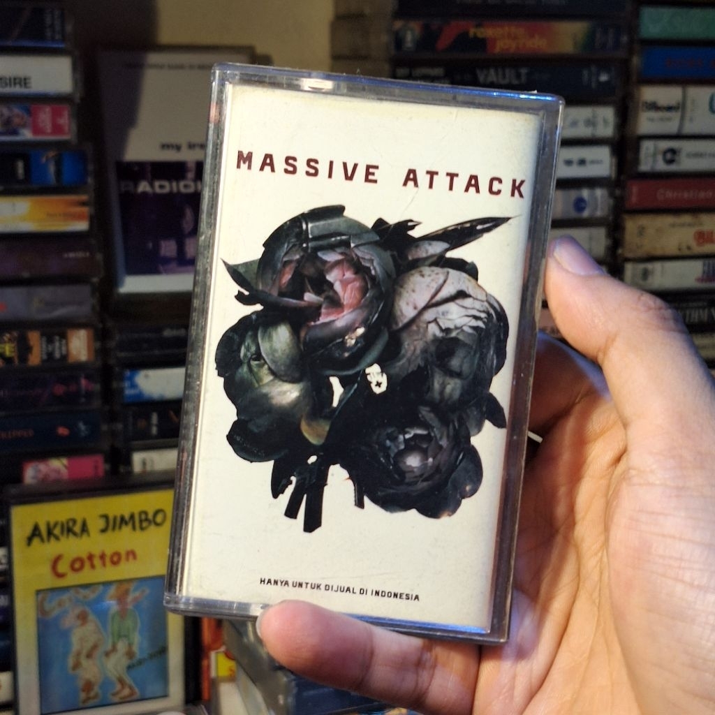 kaset pita Massive Attack Collected jadul lawas mulus kaku siap koleksi seperti baru pita bagus