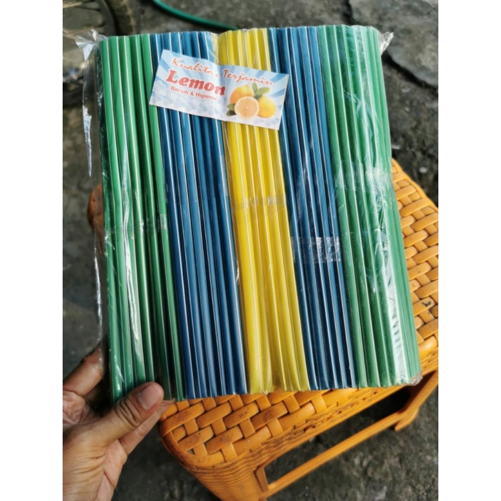 sedotan plastik warna warni