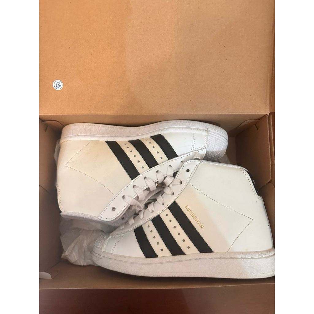 Second Adidas Superstar dengan wedges