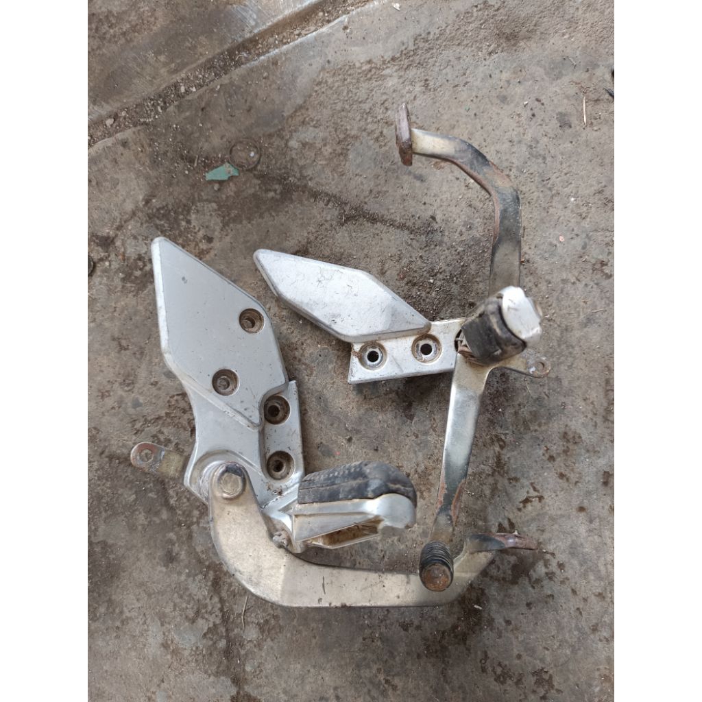 sepasang step depan set lepasan new vixion cakram belakang original