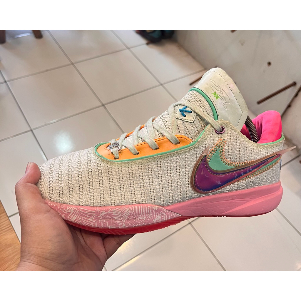 NIKE LEBRON 20