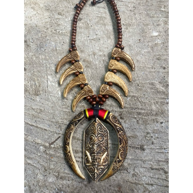 kalung etnik dayak model taring ukir bandul tameng besar
