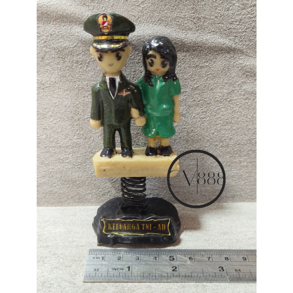 Miniatur Pasangan TNI AD Loreng Ibu Persit (Non) - Pajangan Patung Tni Ad  Ibu Persit Cute