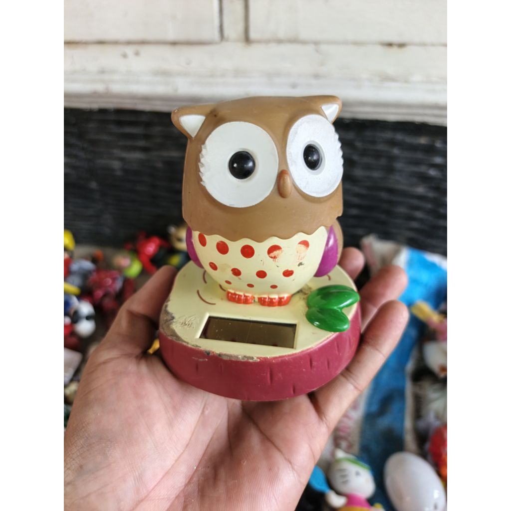 figure solar display burung hantu