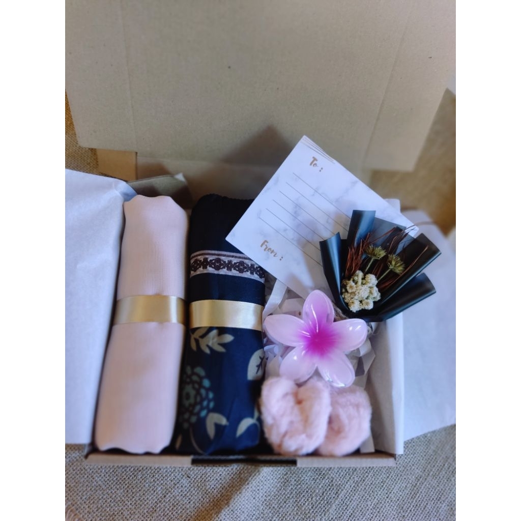 hampers  hijab / hampers box/ kado ultah/ kado wisuda
