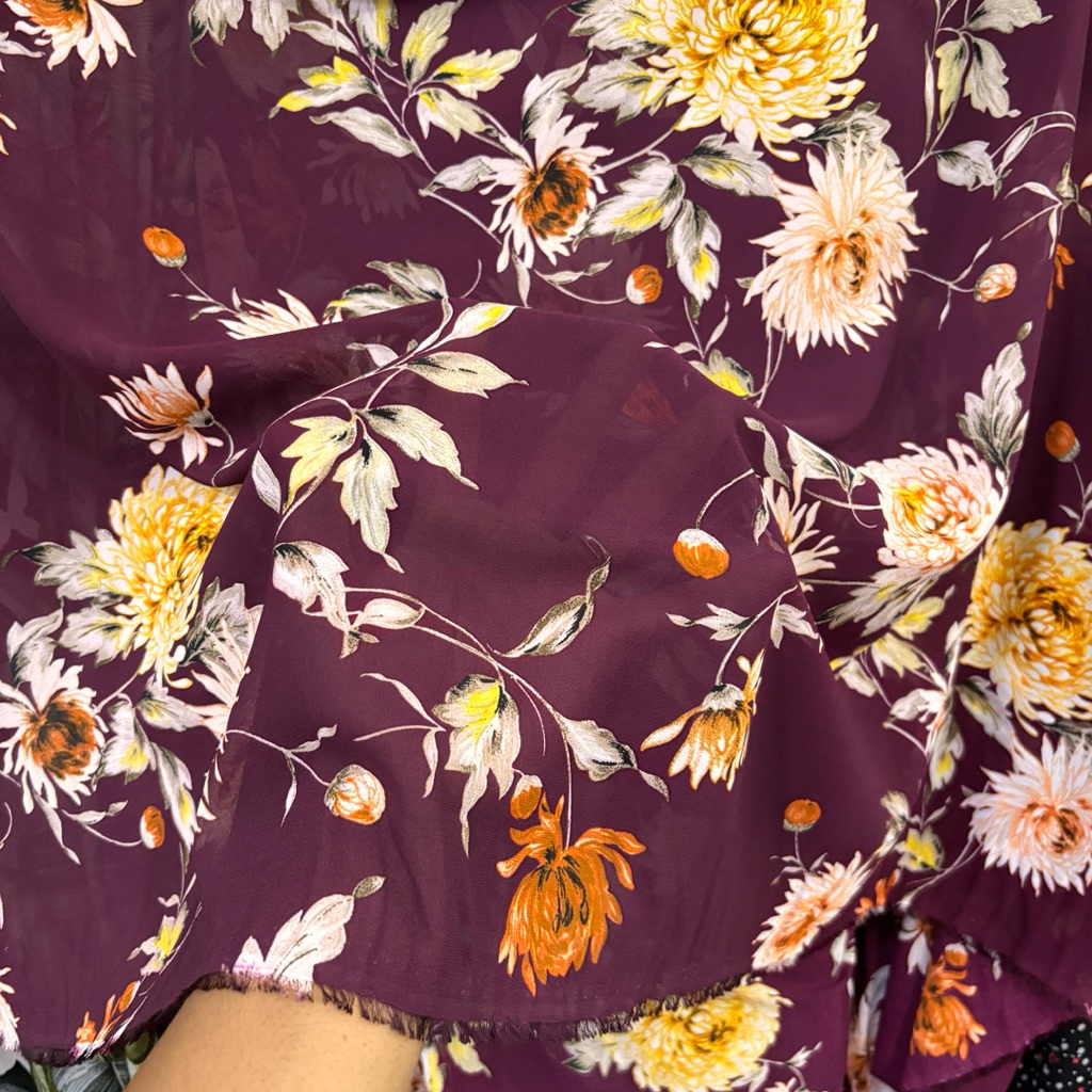 Kain Sifon Ceruty Motif Bunga Besar Ungu Maroon – Bahan Flowing Lembut Premium