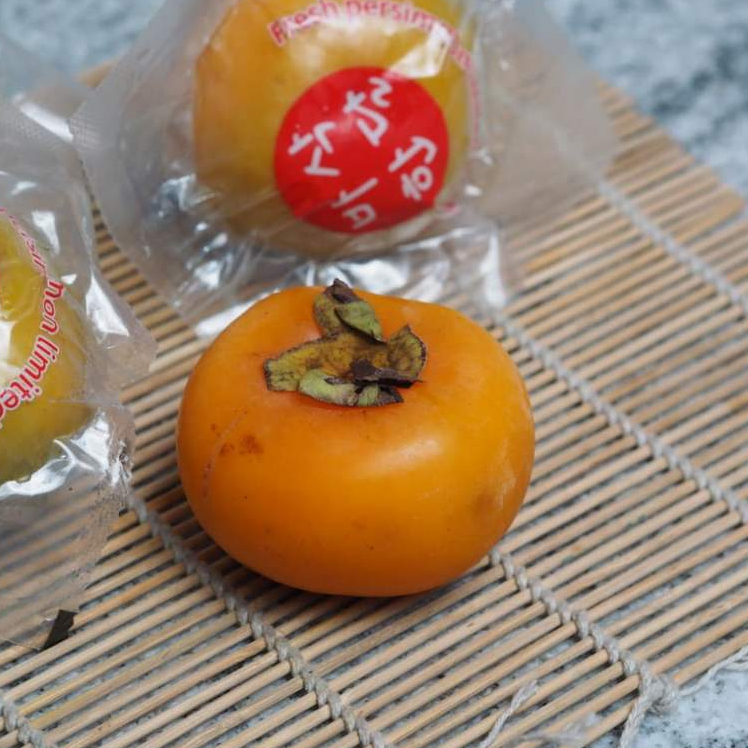 Kesemek Import (Persimmon) - Berat 500gr / Buah Manis Segar Siap Santap