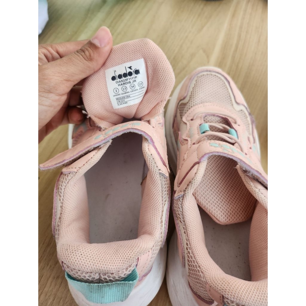sepatu diadora cewek