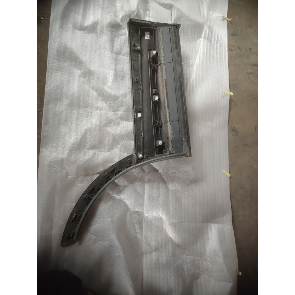 Molding pintu belakang kiri  Honda CRV 2021