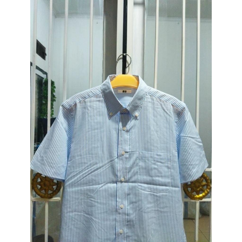 kemeja Uniqlo garis-garis lengan pendek pria M