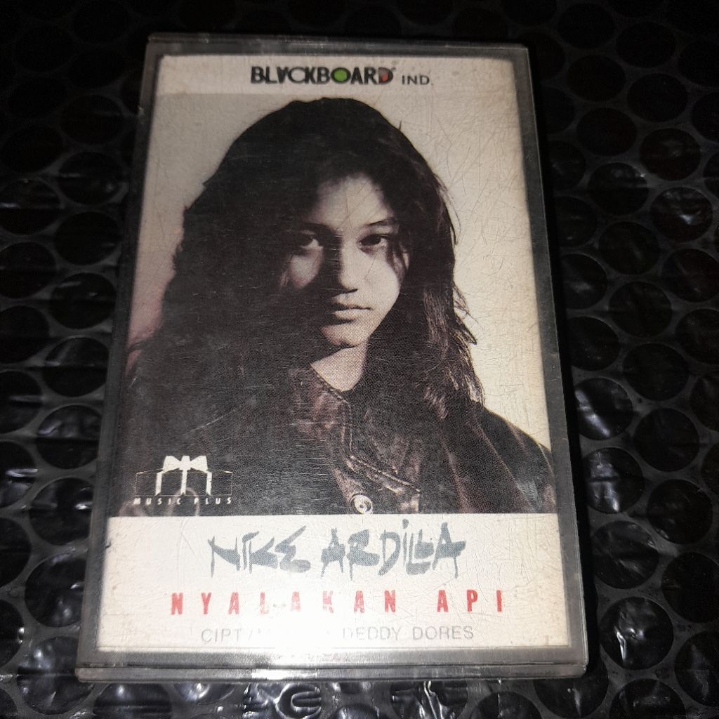 kaset pita nike ardilla nyalakan api