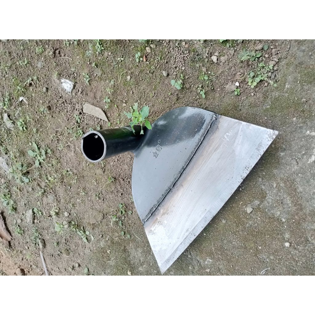 Cangkul pembersih penyiang rumput halaman rumah