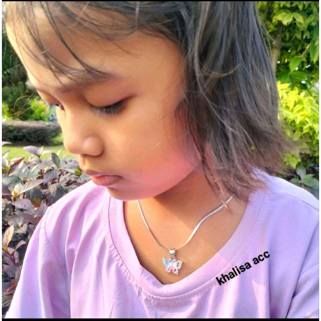kalung belut titanium warna silver plus liontin kupu kupu pelangi.ideal untuk semua usia...ukuran 35
