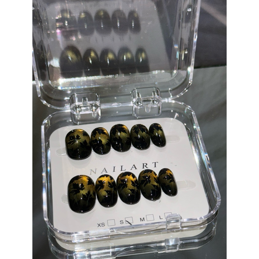 Kuku palsu daun maple emas