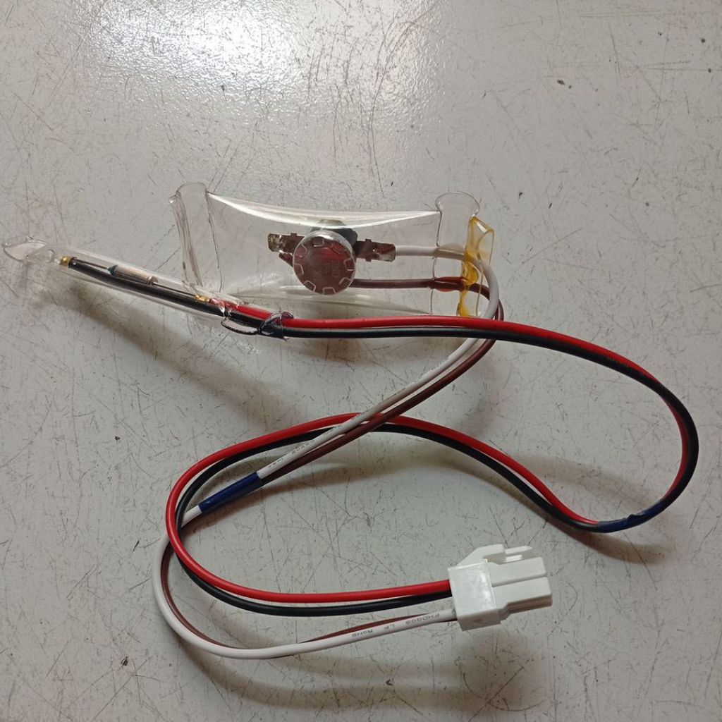 defros fius  kulkas AQUA SANYO 2pintu