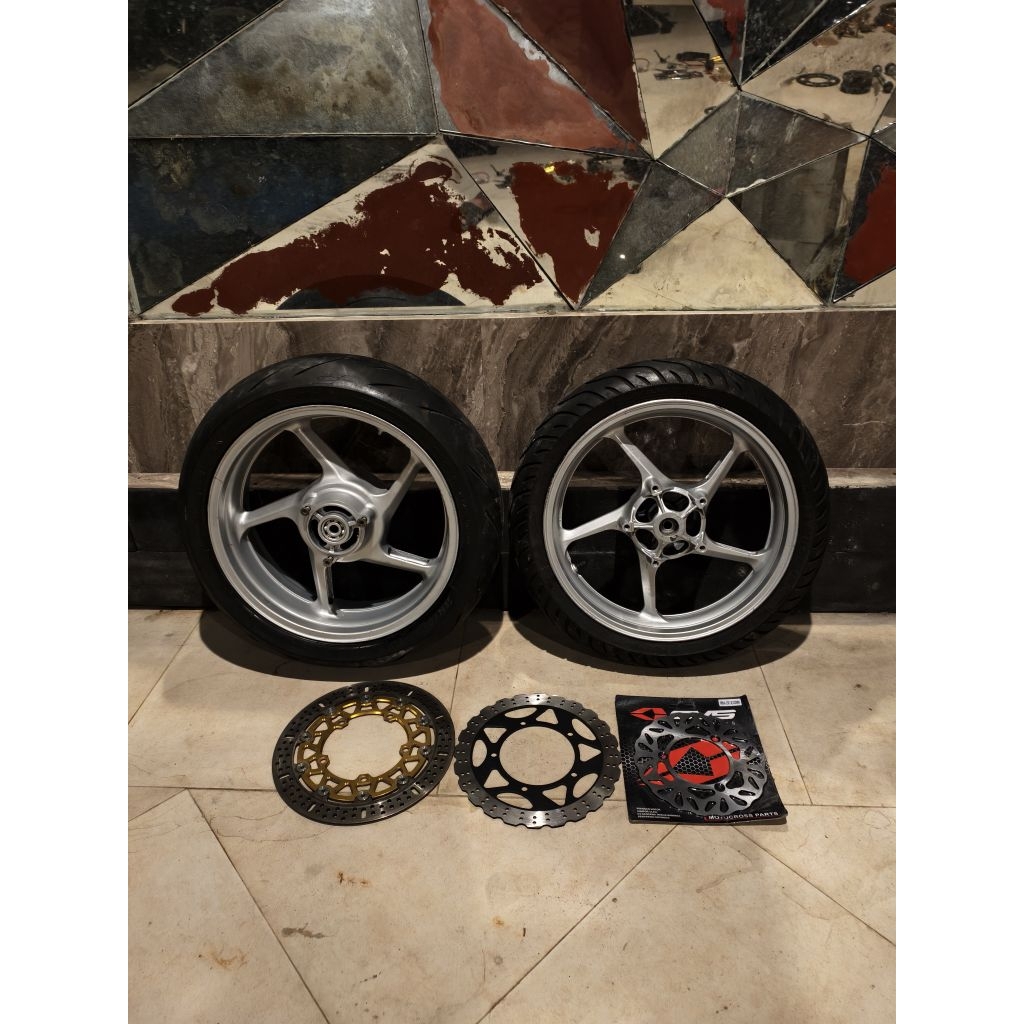 Velg Tapak lebar gambot delkevic depan double disk 3,5in belakang 5,5in Ban 120/70 r7 190/55 r17 Cak