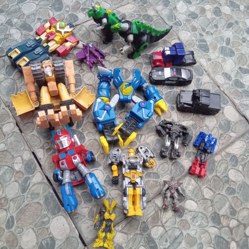 paket mainan robot jadul,robot transformers, dll