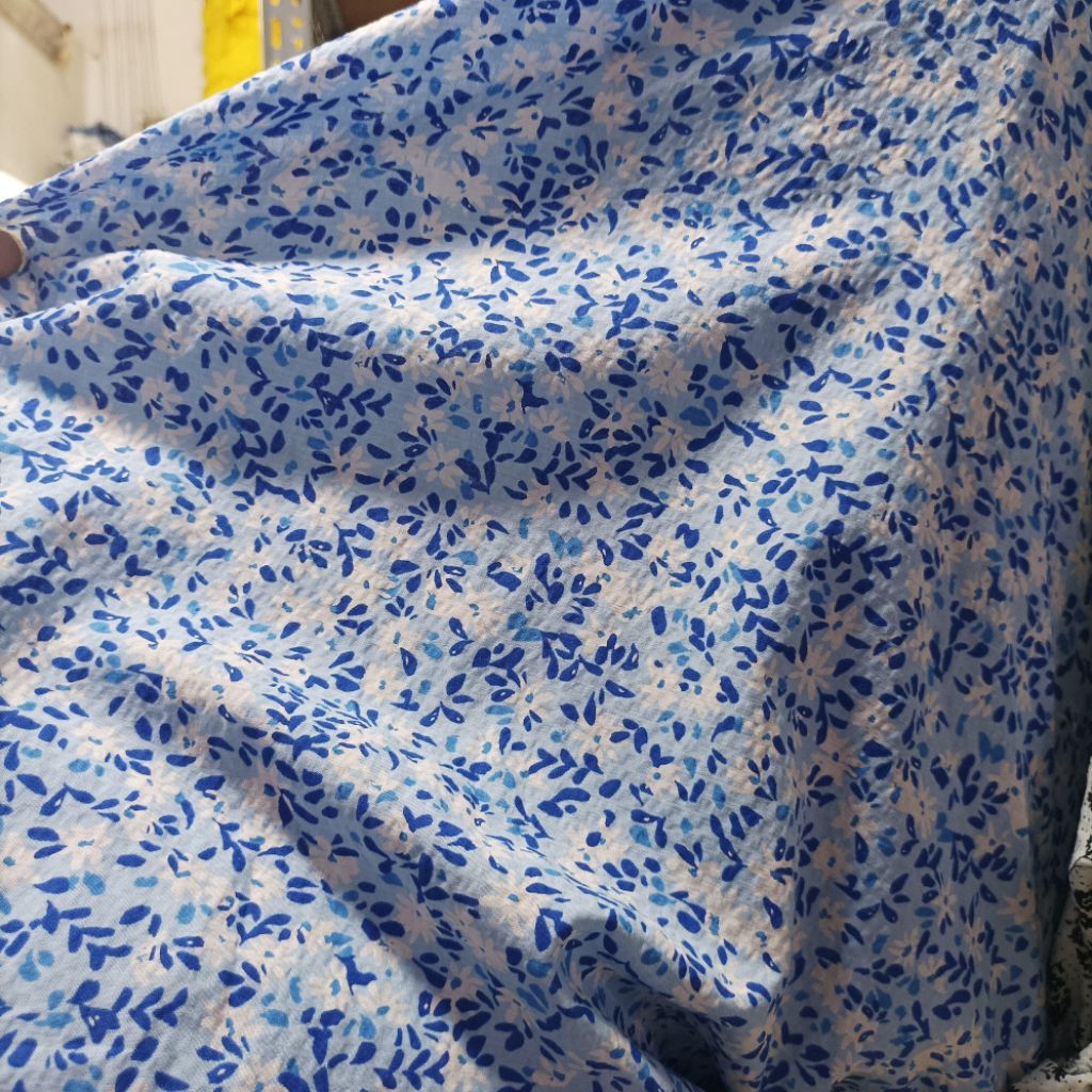 Kain Crinkle Airflow Motif Daun Bunga Tabur Biru Muda Putih Meteran Bahan Gamis Dress Blouse (Harga 