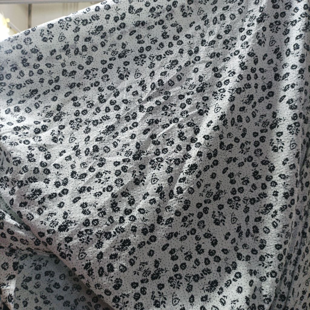 Bahan Crinkle Cotton Premium Motif Floral Mini Monokrom Hitam Putih Adem Jatuh (Harga Kain Per½ Mete
