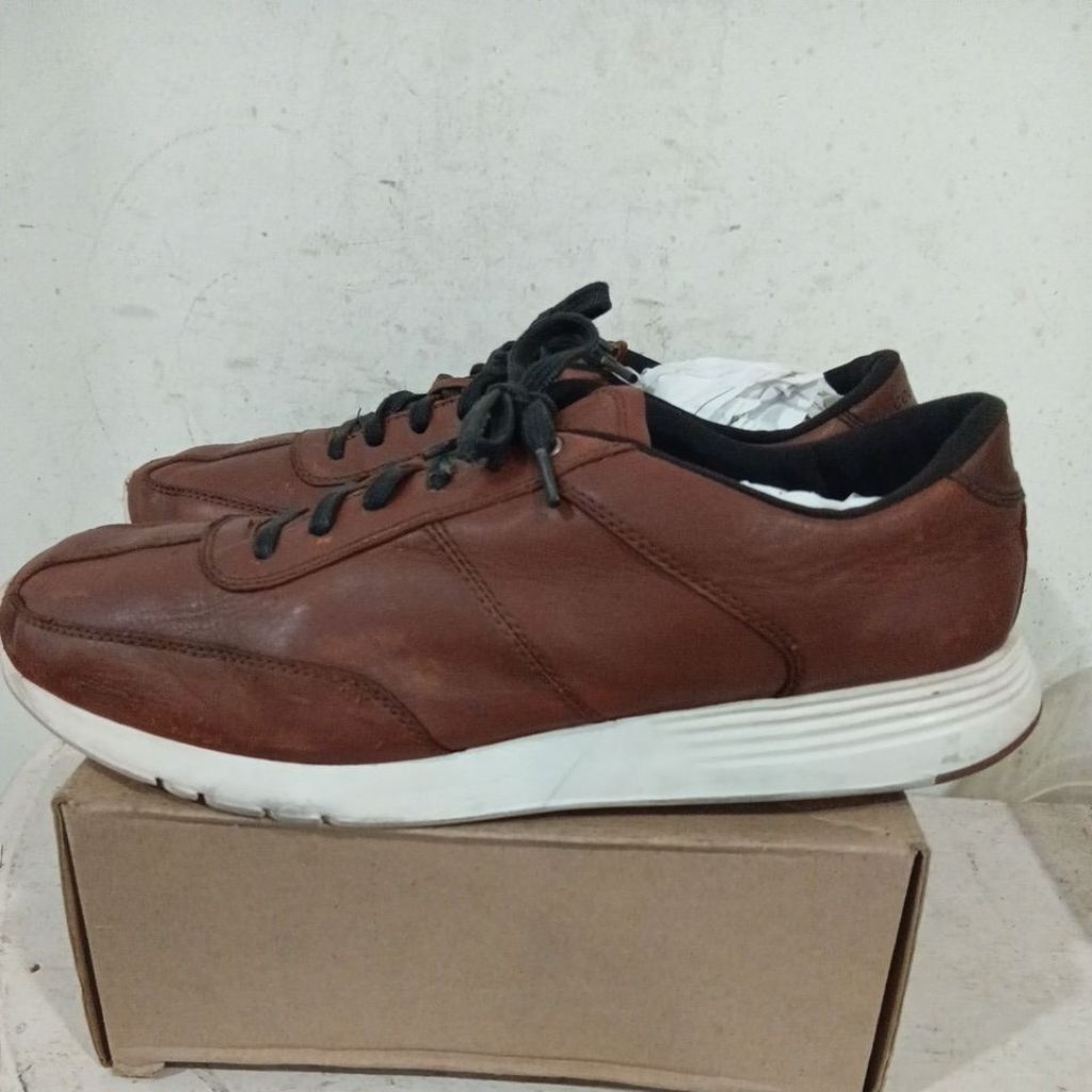 Cole Haan Sneakers Pria berbahan kulit