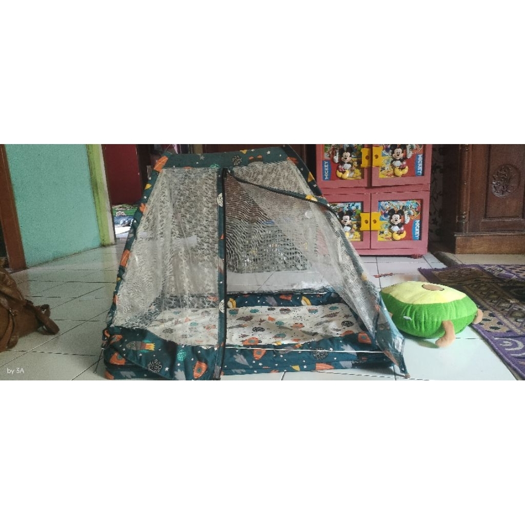 tempat tidur dan klambu bayi