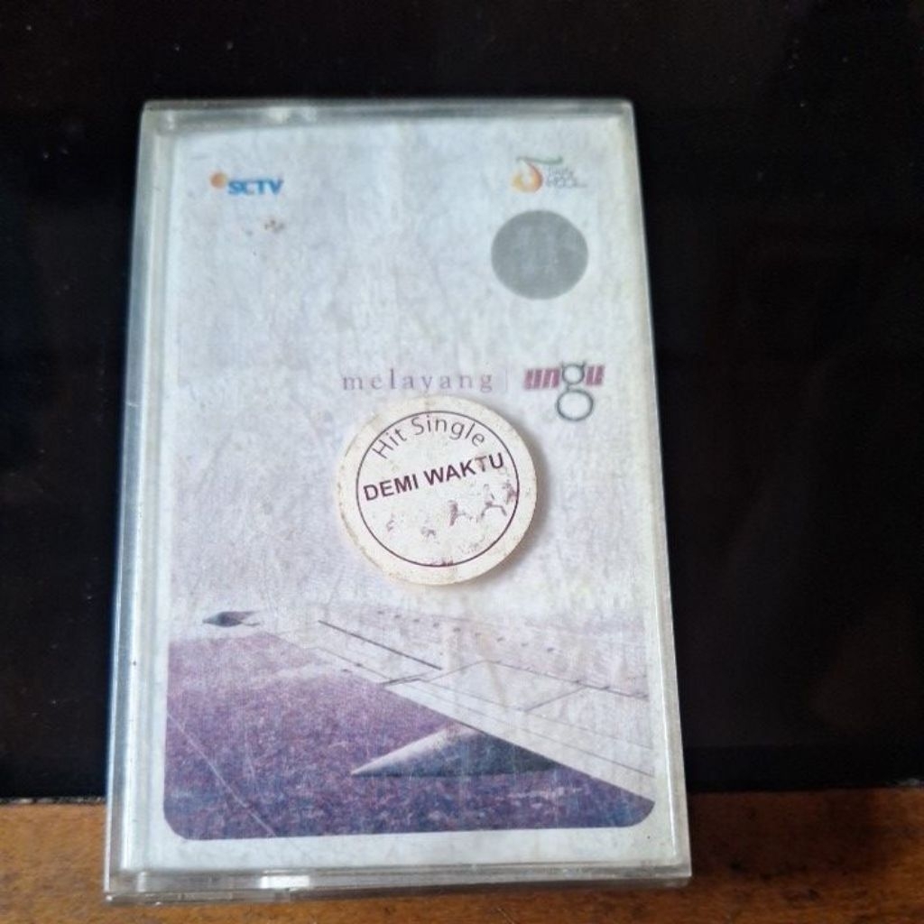 kaset pita ungu melayang