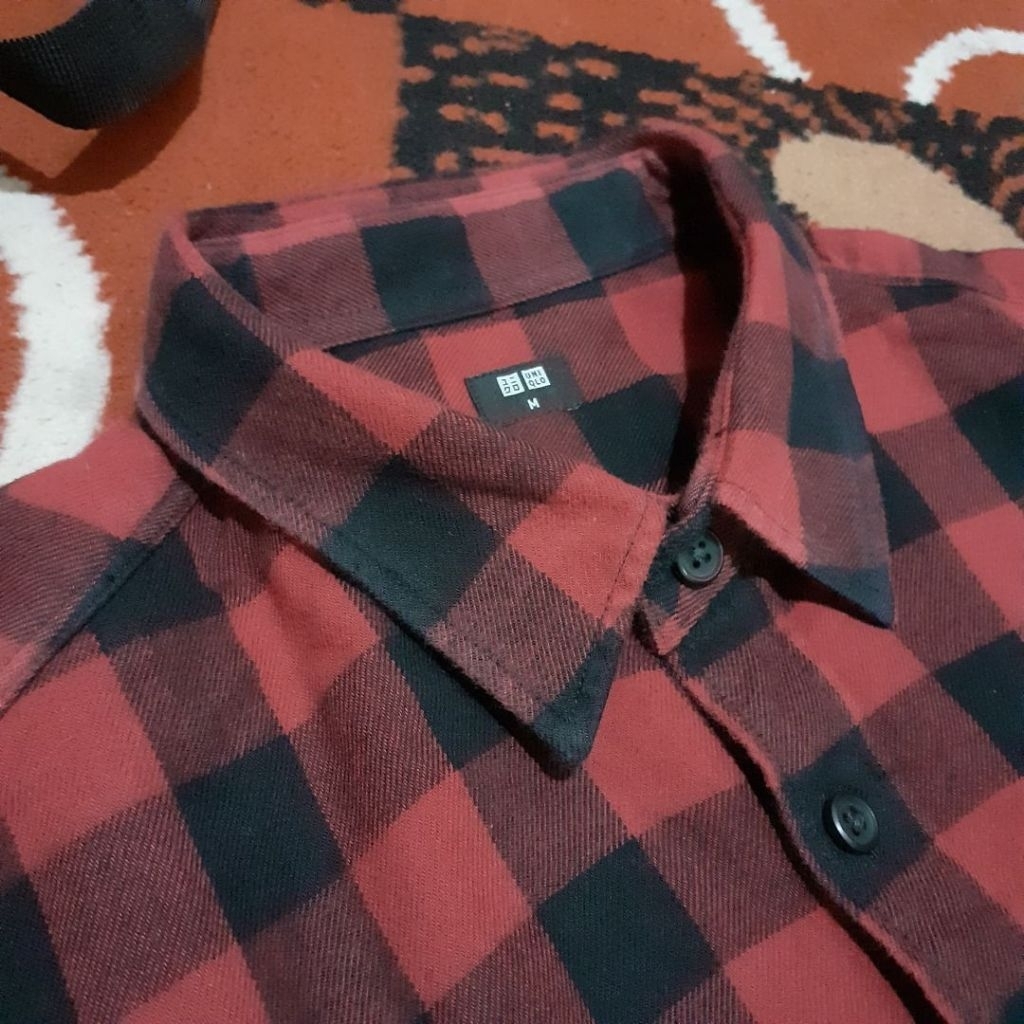 Uniqlo Kemeja Flannel Kotak/Plaid Lengan Panjang Merah-Hitam Medium (M)