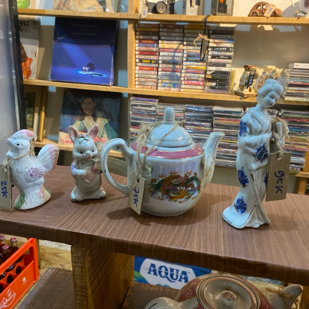 Koleksi Keramik Antik Variasi Pajangan (Burung, Kelinci, Teko Naga, dan Geisha, Guci Mini)