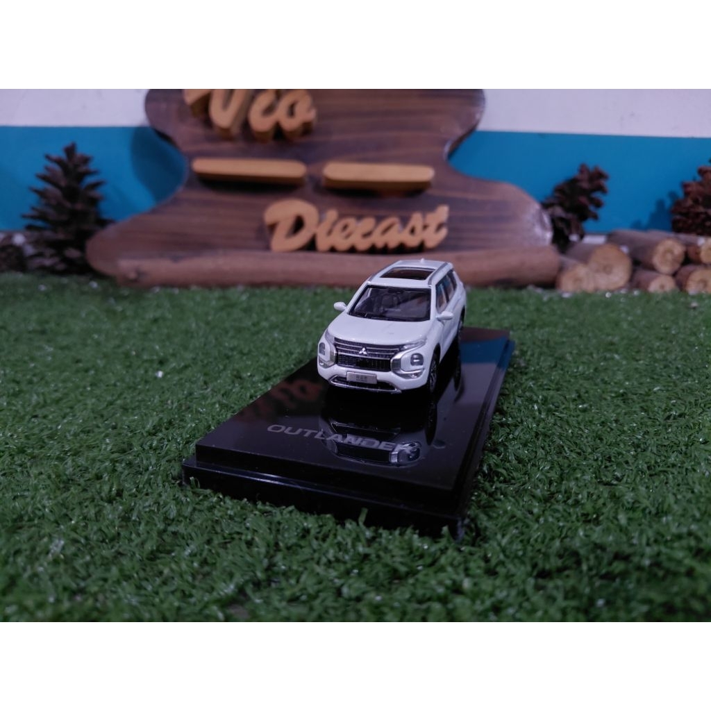 Diecast Miniatur Mitsubishi Outlander skala 1:64