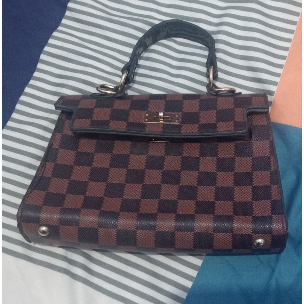 tas LV slempang