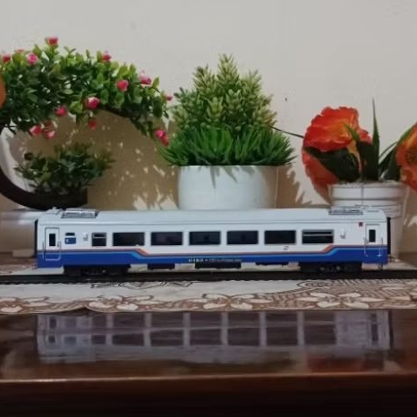 miniatur kereta api indonesia gerbong eksekutif satwa kaca lebar skala 76