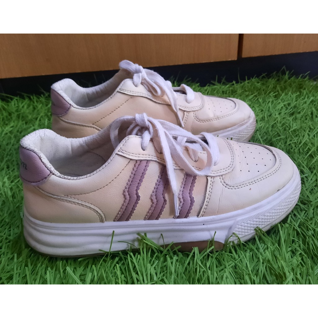 Preloved Sneakers Wanita