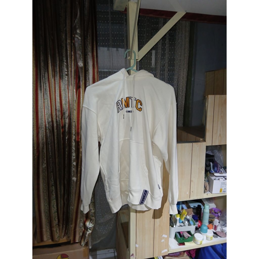 ORI HOODIE ROMANTIC CROWN RMTC LOGO HOODIE OATMEAL UKURAN M  (PEMAKAIAN PRIBADI)