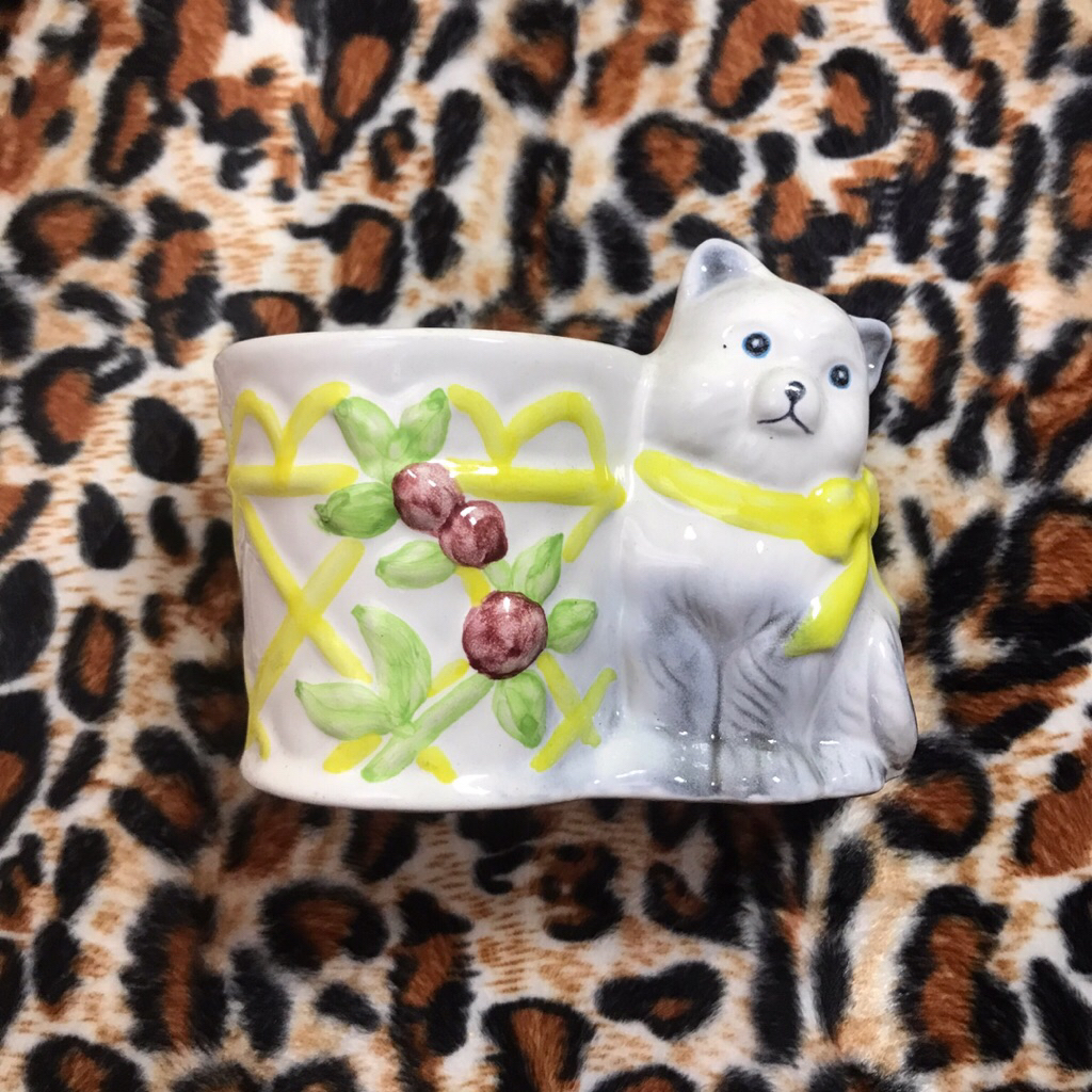 patung kucing keramik