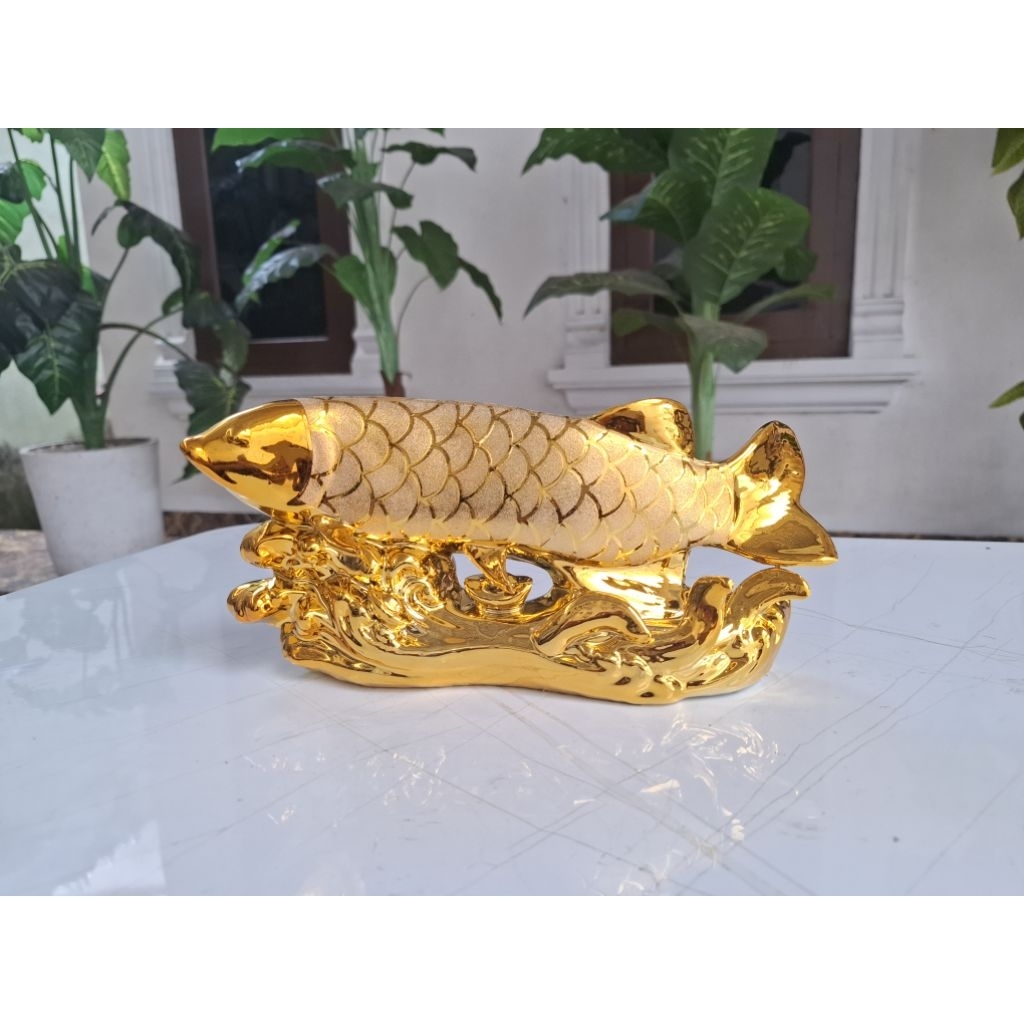pajangan ikan arwana keramik warna emas mewah S